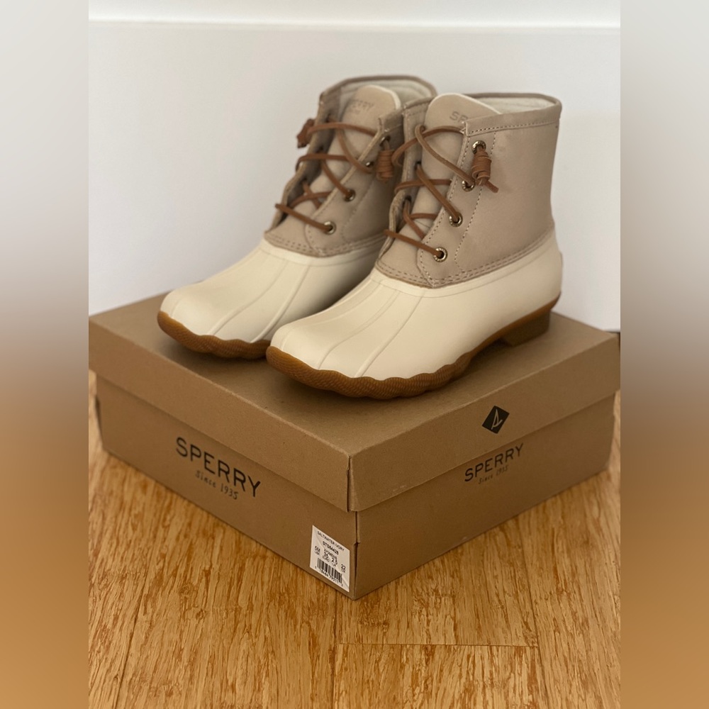 New In Box Sperry Saltwater Ivory Duck Boots, Size 5